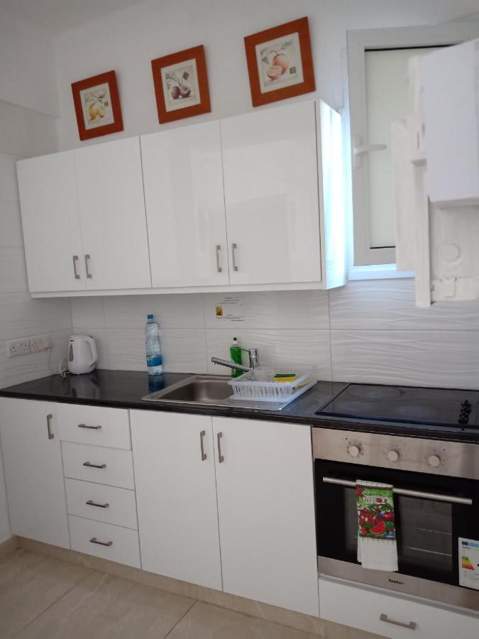 1 Bedroom Apartment Larnaca Exterior photo